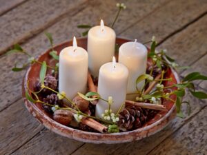 Schlichter Adventskranz in einer Tonschale
