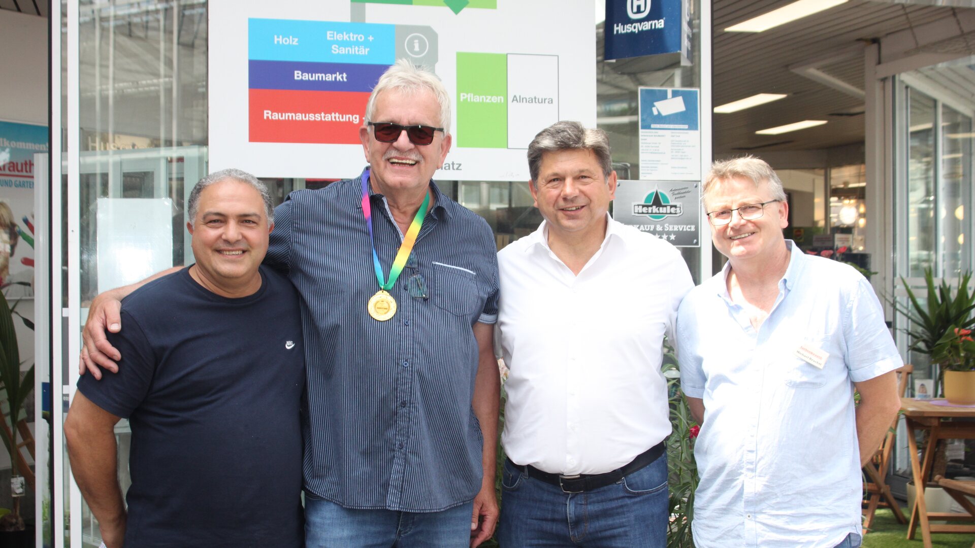 Gruppenfoto zur Verabschiedung von Frank Weber nach 44 Jahren bei farbenkrauth
